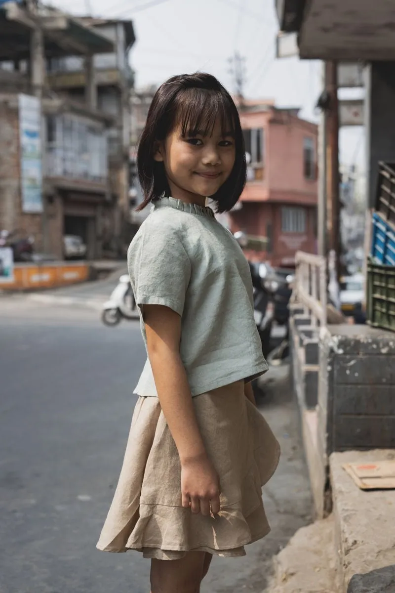 Neck frill top